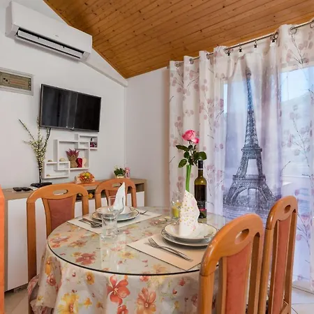 1 Bedroom Beautiful In Apartment *
